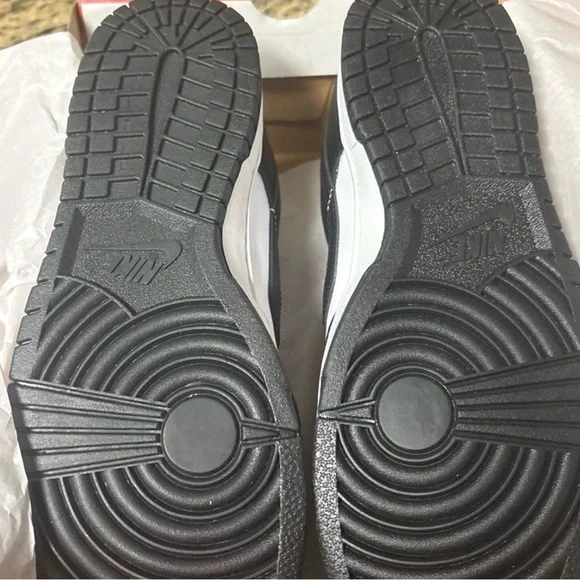 Nike Wonen’s Black and White Sneakers panda low dunks - Picture 3 of 6